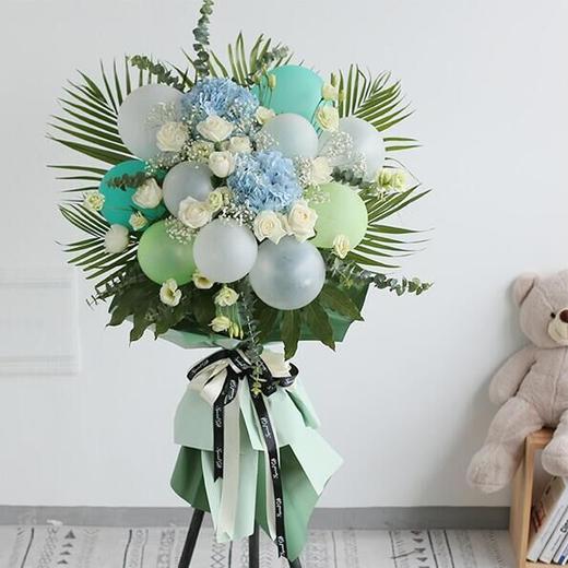 兴旺齐福   单个     气球10个（白6浅绿2青色2），蓝绣球两朵，白玫瑰和白桔梗适量，尤加利、散尾葵、巴西叶搭配（1640） 商品图0