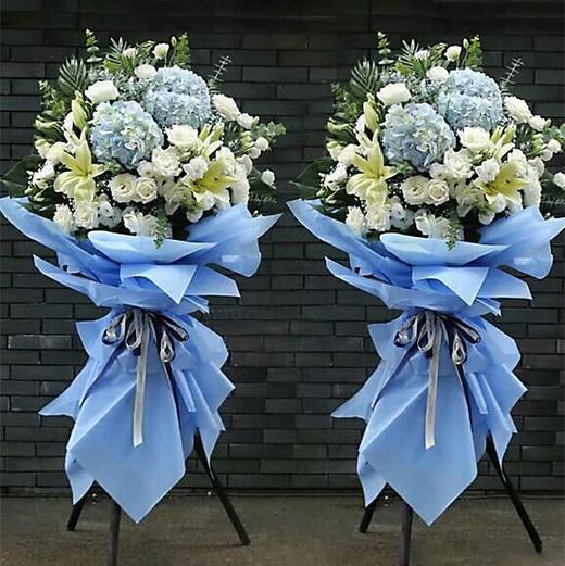 富贵大吉 单个   30支白玫瑰，10朵百合，2个蓝色绣球(1637) 商品图0