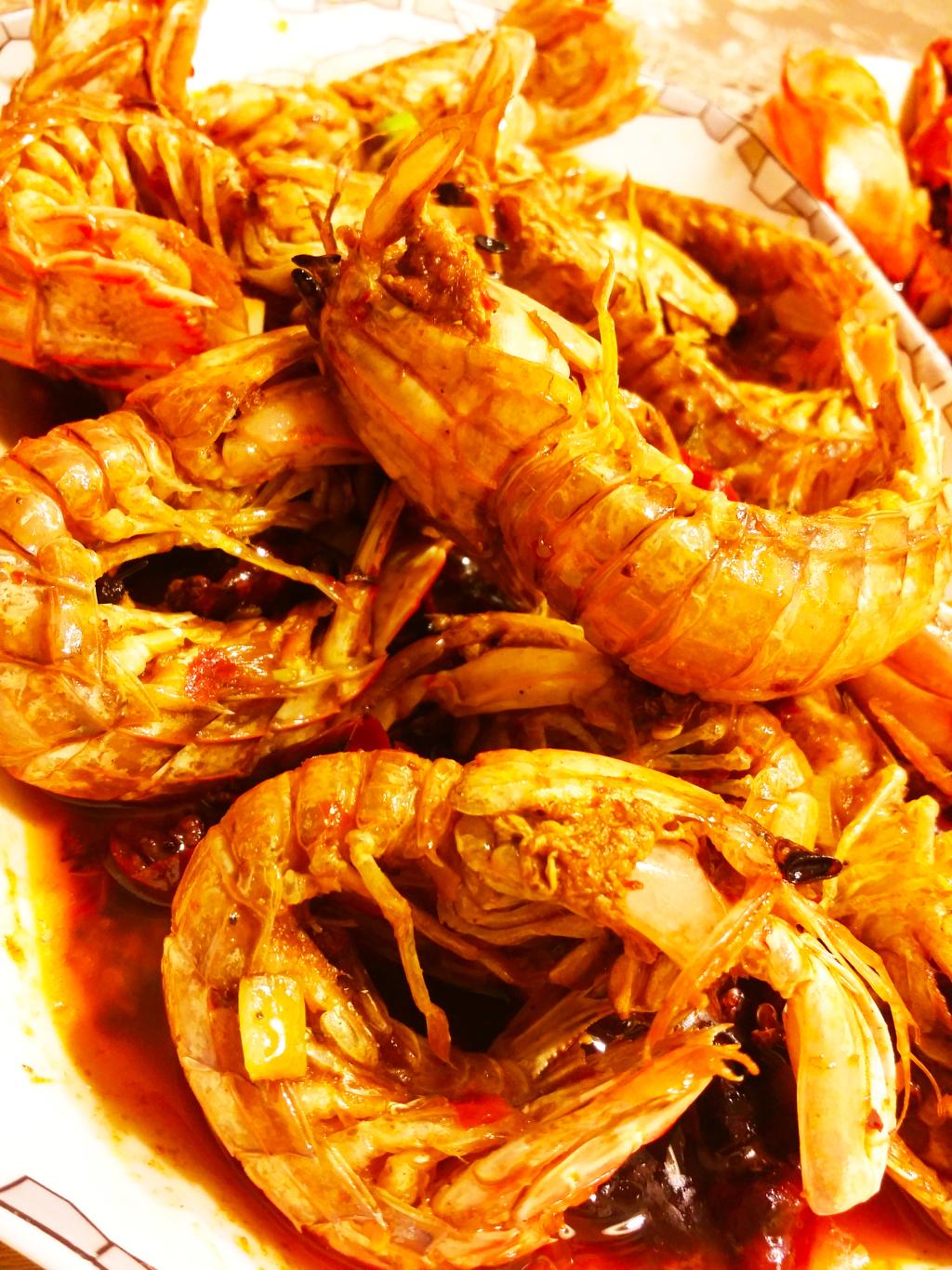 浓浓的辣椒花椒和独家秘制的味道     大坨大坨的虾肉嘎嘎 沾着麻辣