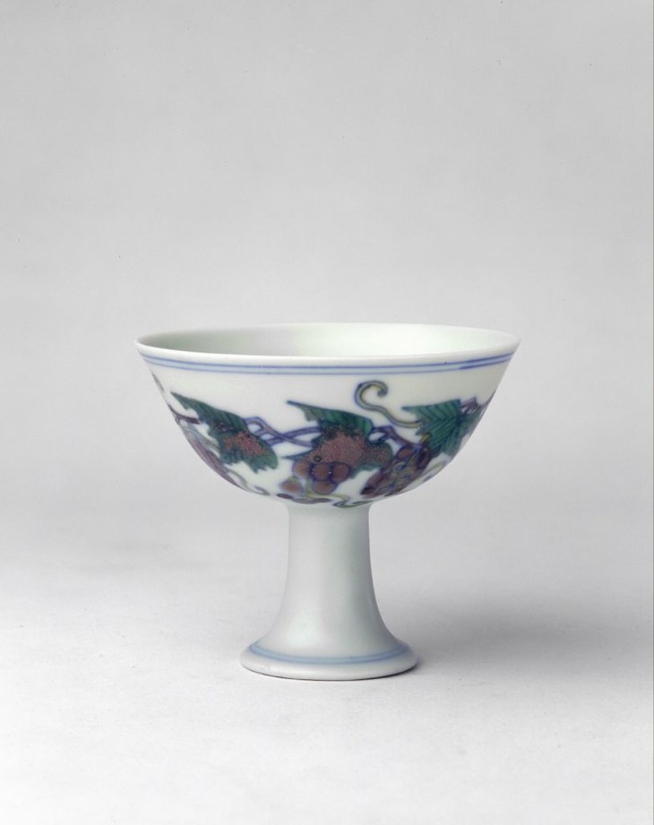 明成化·斗彩葡萄纹高足杯 / 故宫博物院藏