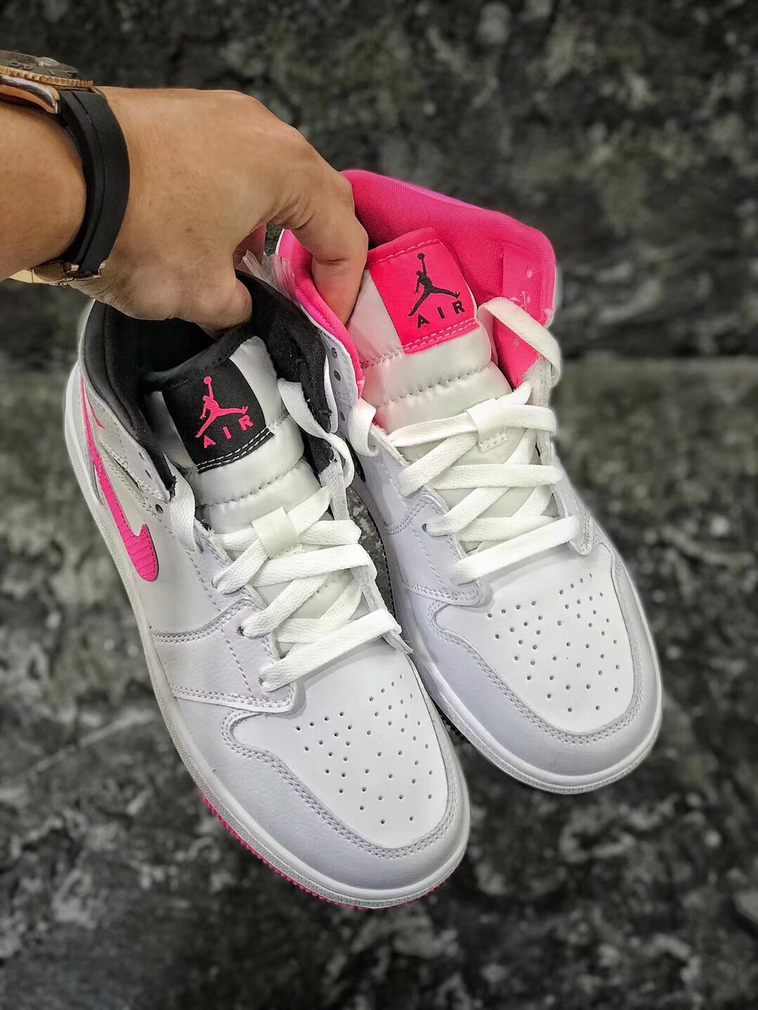 【情人节限定 原装代购同货 aj 1 mid"hyper pink 中帮百搭配色"