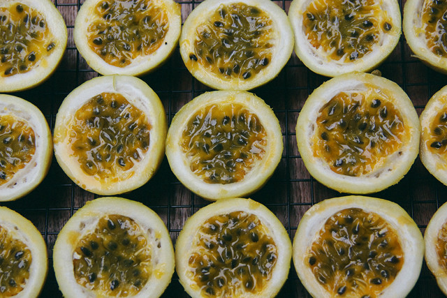 不多见的黄金百香果 比紫皮百香果更甜 散发着10多种水果的混合香味