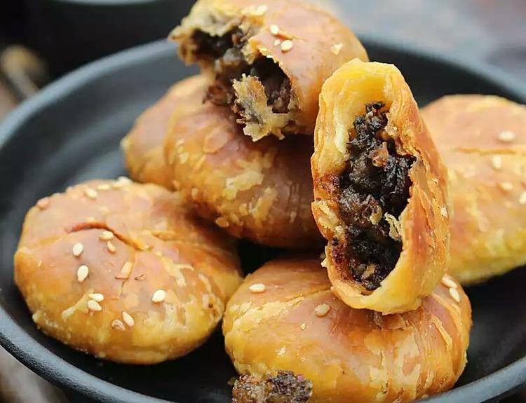 黄山烧饼,又名"蟹壳黄烧饼","救驾烧饼",是安徽徽州汉族传统名吃