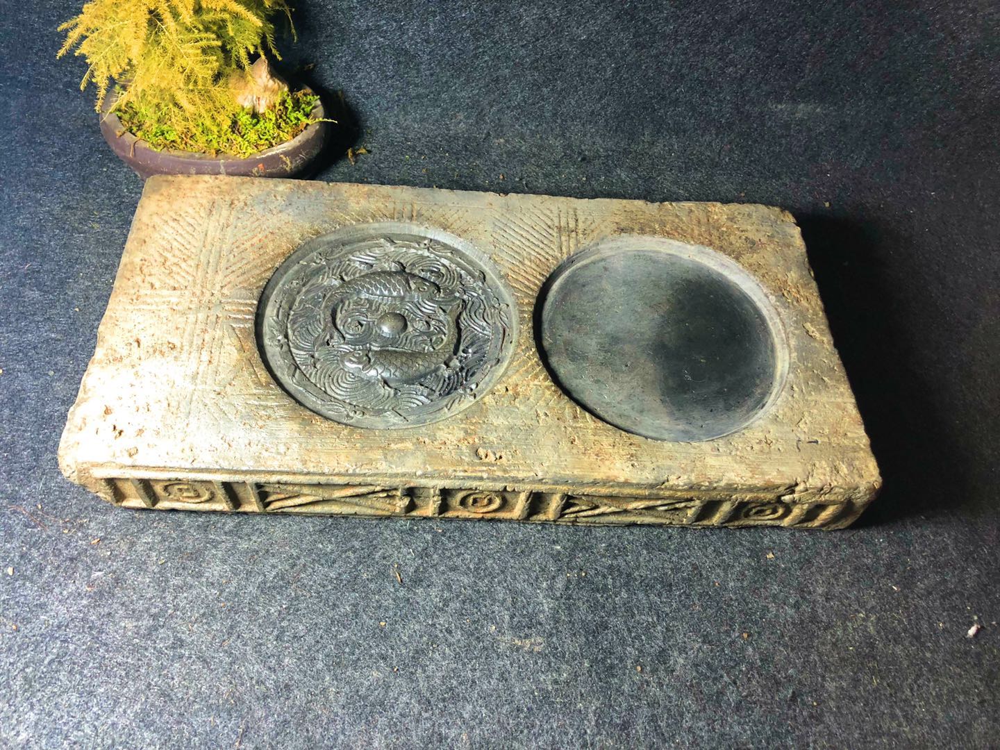 《金钱纹古砖刻双鱼铜镜古砖茶台》