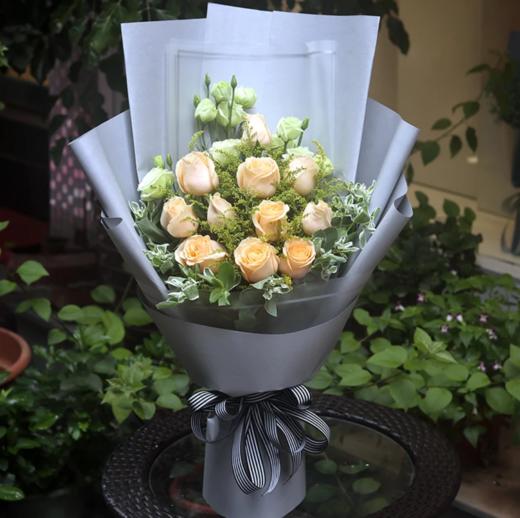 牵挂  -香槟玫瑰11枝 黄莺桔梗搭配（1651） 商品图0