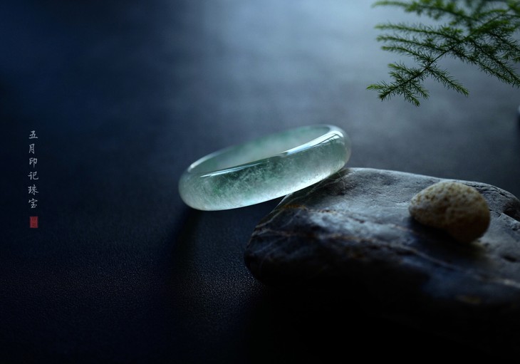 镇店重器 | 罕见收藏级冰玻种强荧光翡翠手镯