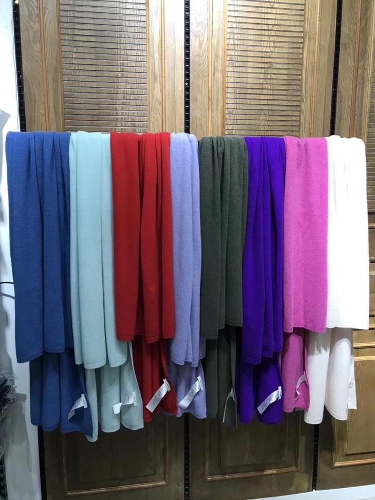 点此购买 celine山羊绒 围巾 昕 109846