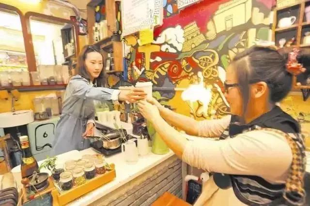 ä¸äººåä¼å¼å¥¶è¶åºèµäº60ä¸ï¼åä¼åé¤é¥®çåå°åºæå¤æ·±ï¼