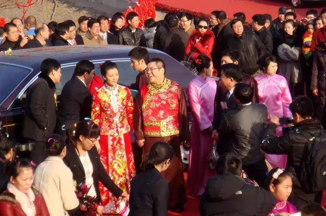 中国钢铁大王陨落史：27岁成首富34岁变老赖，曾摆500桌娶女星