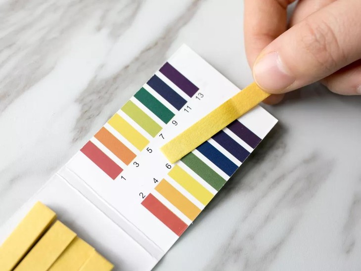 毕竟是用在衣物,头发上,小编特别测了一下他的ph(酸碱度).