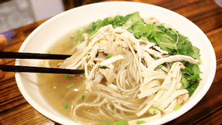 这份老母鸡汤红薯粉一端上来,小编最直观的感觉就是:大!