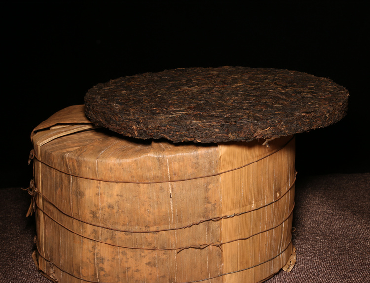 【第98期回馈14:00专场仅此一次】80年代邓时海珍藏普洱茶老生茶铁饼