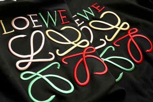 进口机器刺绣突破50万针的logo 彩色字母logo图案 罗意威19新款卫衣