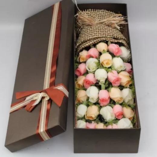 混搭鲜花玫瑰礼盒最新33朵   11朵白玫瑰，11朵粉玫瑰，11朵香槟玫瑰。礼盒包装（1663） 商品图0