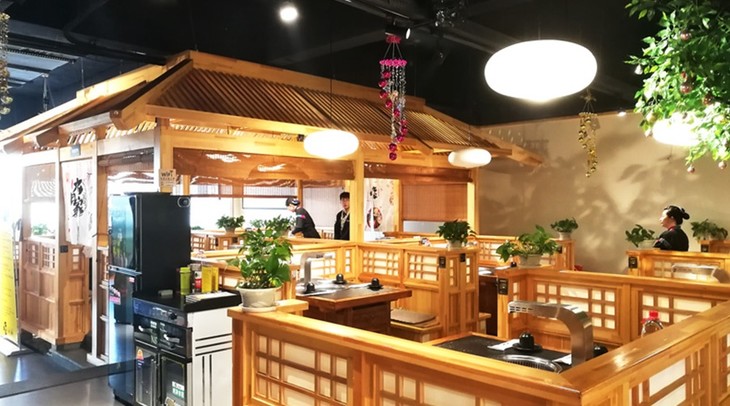 不是烤肉店,而是一家韩料店,这里和传统的烤肉店完全不一样的装修风格