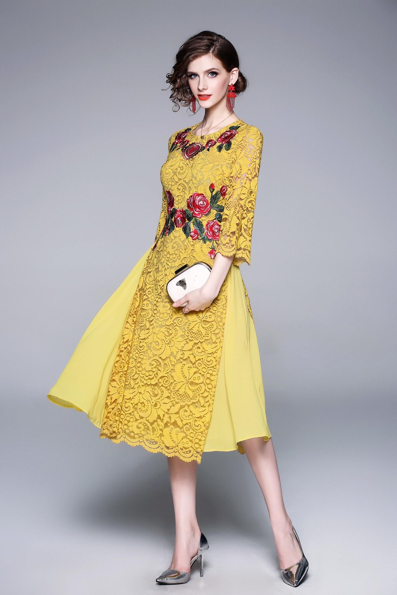 【会员专享】圆领牡丹花刺绣连衣裙a