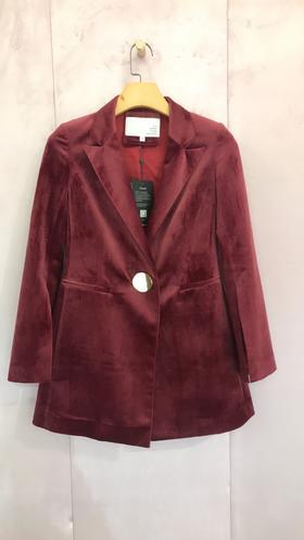 长款大金属扣西装