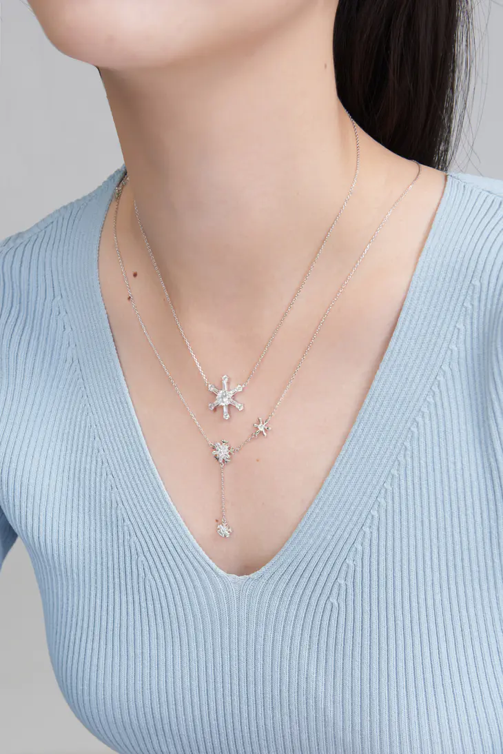 necklace with 3 snow flakes 1 piece