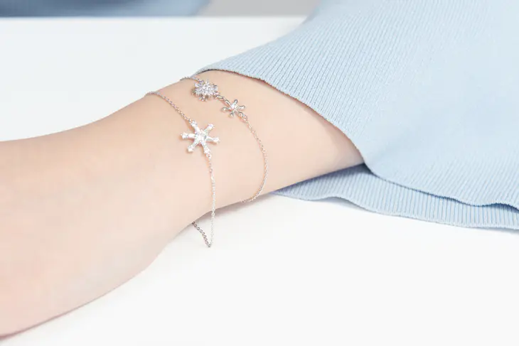 bracelet with snowflake 1 piece