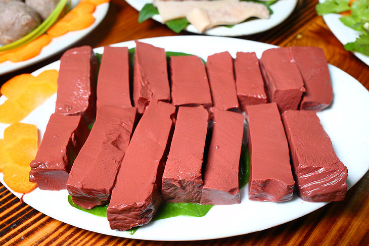 全程加羊骨熬煮的原汤 汤熬煮的过程里加入多种药材 枸杞,党参,红枣