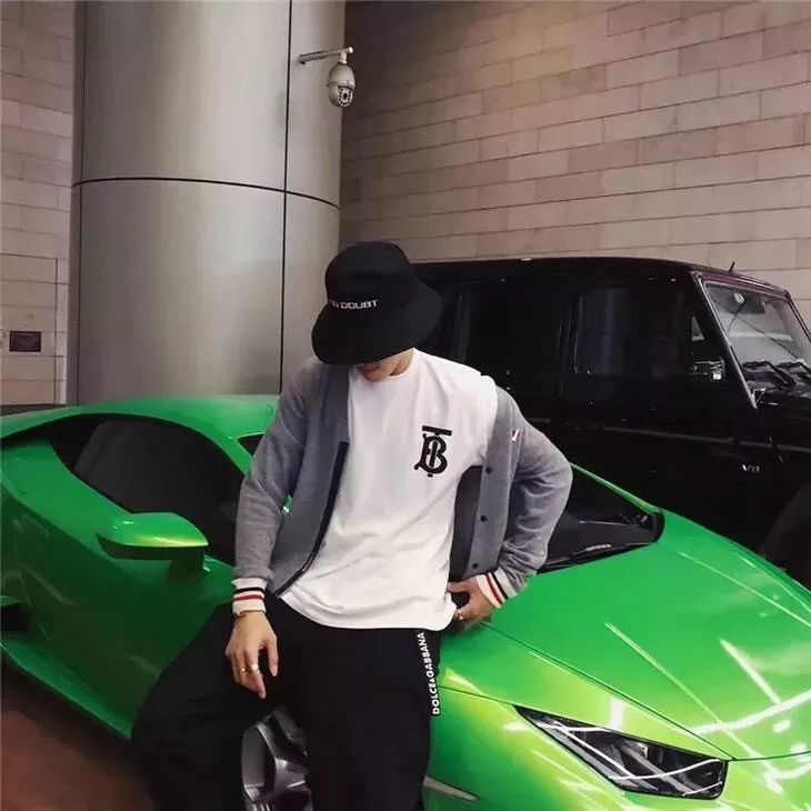 火遍整个娱乐圈!bu@berry巴家19早春最新限量款bt字母t恤 亲子款