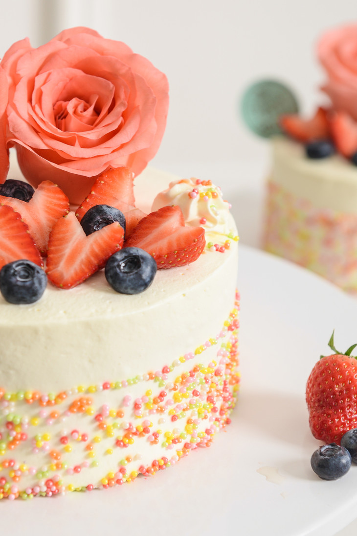 整体造型就像一个女神 专为女神节而研发的限定款蛋糕 采用新鲜的本地