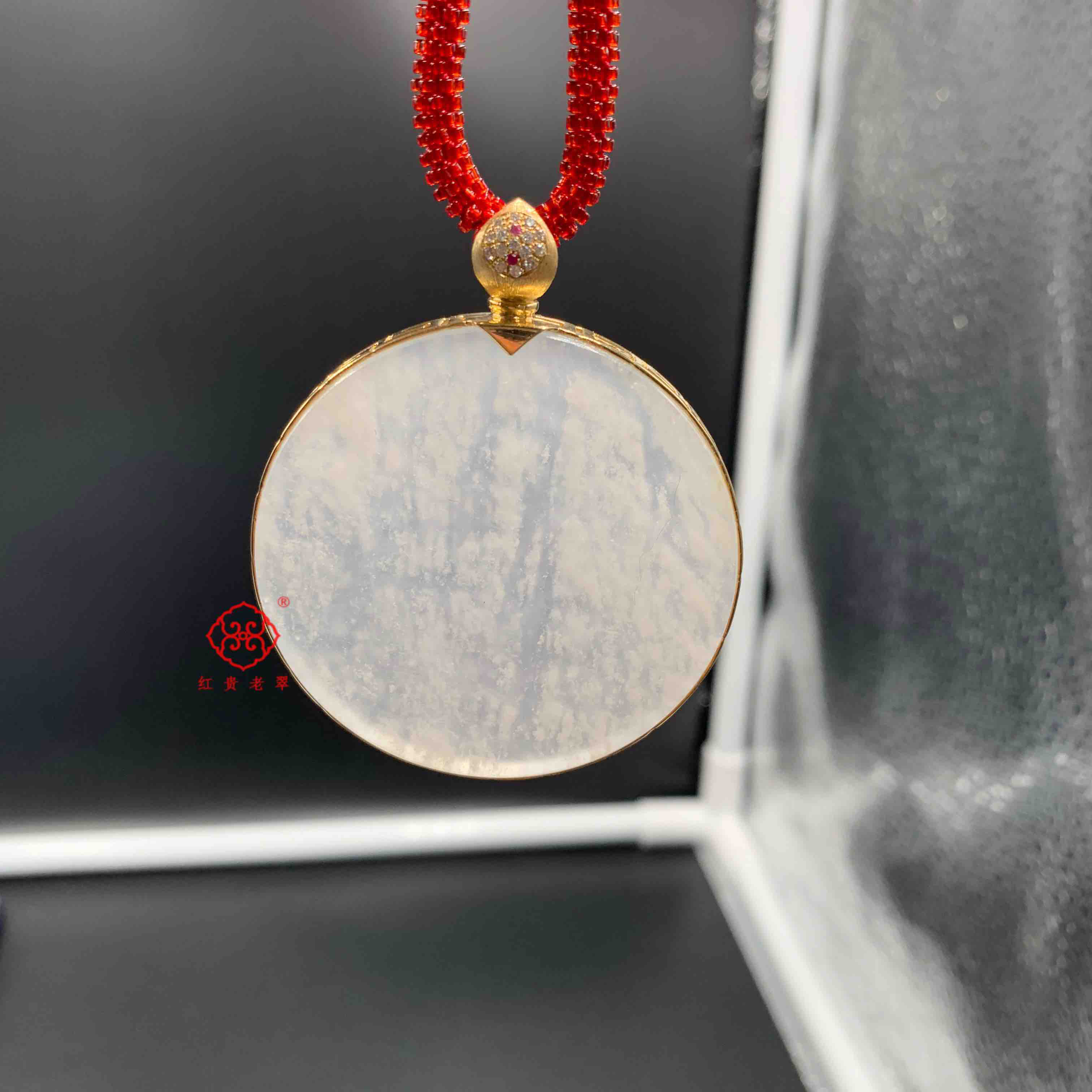 手镯心做的,特别有意境,唯美大气,厚实完美,镶嵌18k黄金,钻石,红宝石