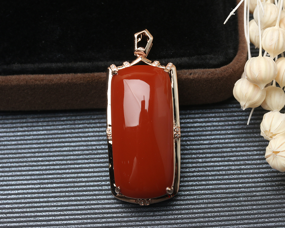 【90410】南红川料18k金镶嵌平安无事牌吊坠