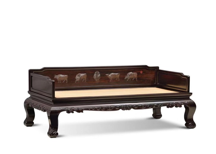 《寒雀图》,浮雕枯木及九只麻雀飞动或栖止其间的情景,九只小雀依飞鸣