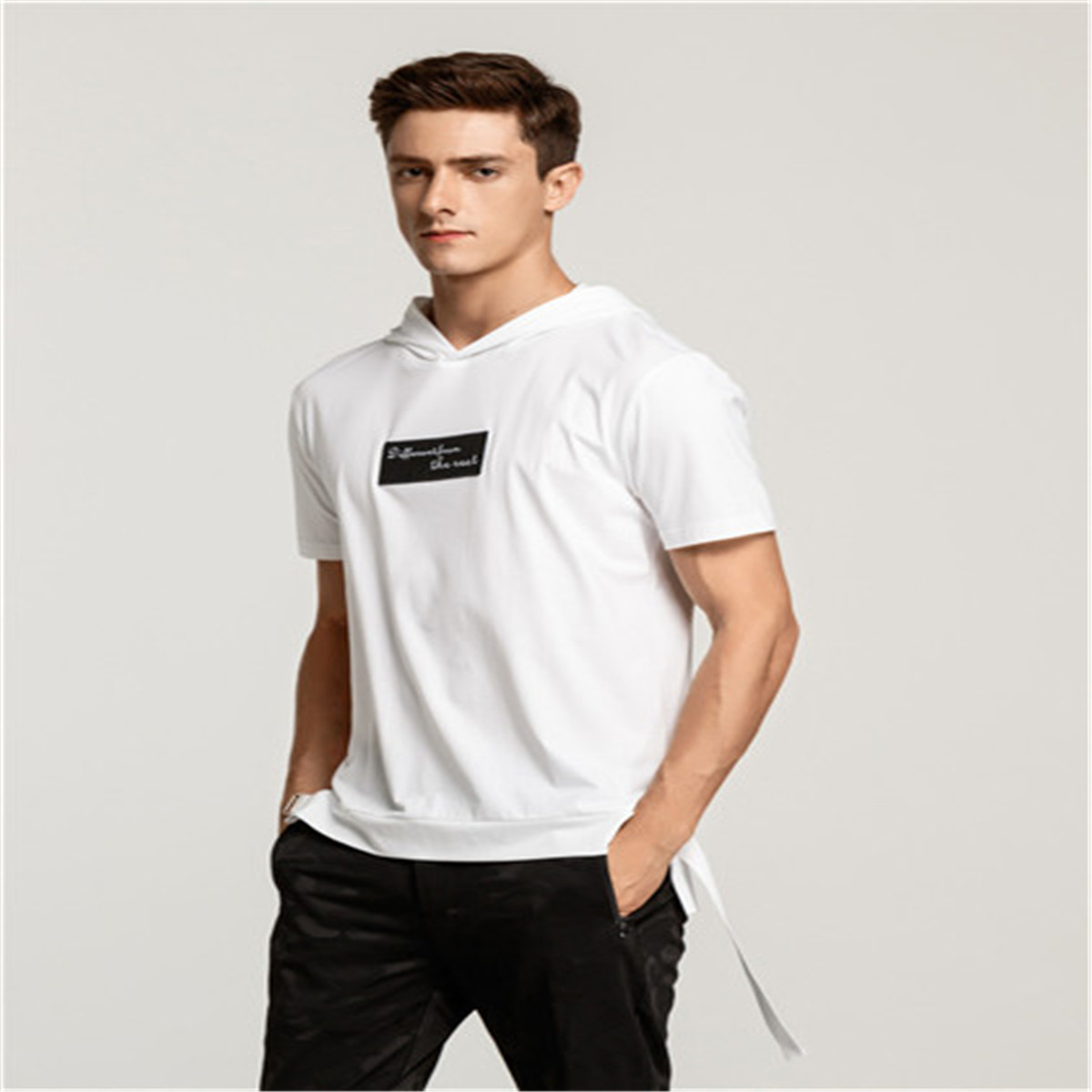 benato宾度 白色男士短袖t恤胸前字母图案刺绣设计时尚带帽男士短袖