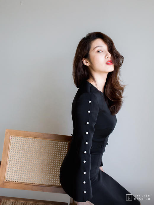 AtelierMissLu / Janel-光泽黑珍珠纽扣装饰连身裙 商品图1