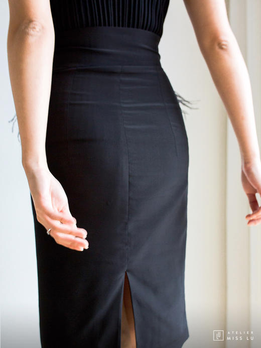 AtelierMissLu / Virgina-光泽黑羽毛装饰半裙 商品图4
