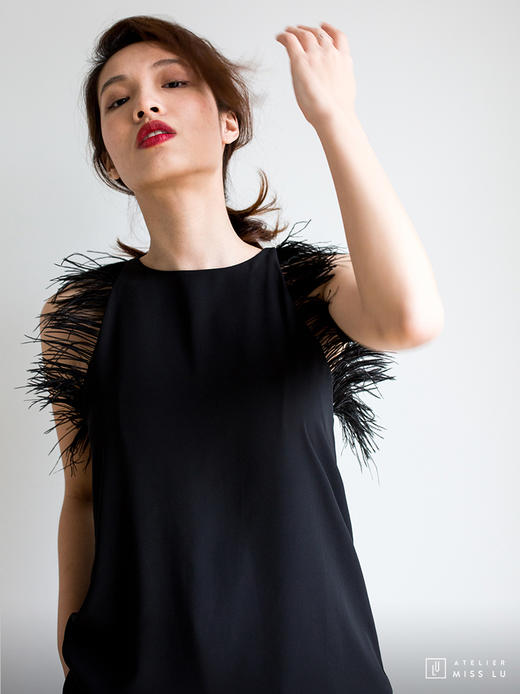 AtelierMissLu / Kitty-光泽黑羽毛装饰上衣 商品图7