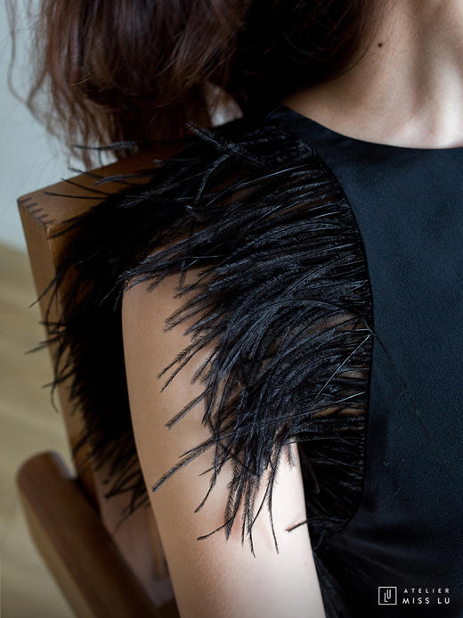 AtelierMissLu / Aly-光泽黑羽毛装饰连身裙 商品图3