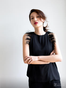 AtelierMissLu / Kitty-光泽黑羽毛装饰上衣