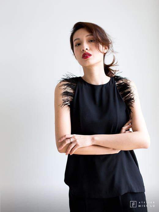 AtelierMissLu / Kitty-光泽黑羽毛装饰上衣 商品图0
