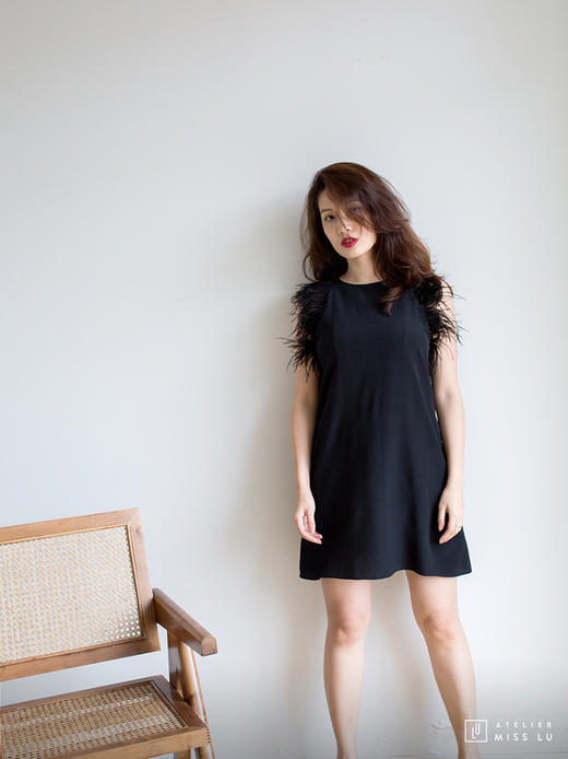 AtelierMissLu / Aly-光泽黑羽毛装饰连身裙 商品图0