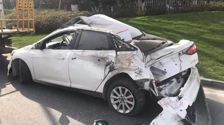 一念之差，三条人命！高速上遇爆胎，老爸硬拉生病女儿下车！