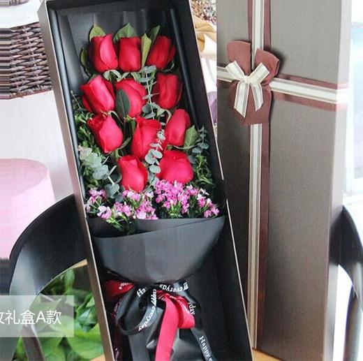 深情凝望   红玫瑰11朵，栀子叶丰满间插，尤加利点缀，粉色石竹梅搭配（1539） 商品图0