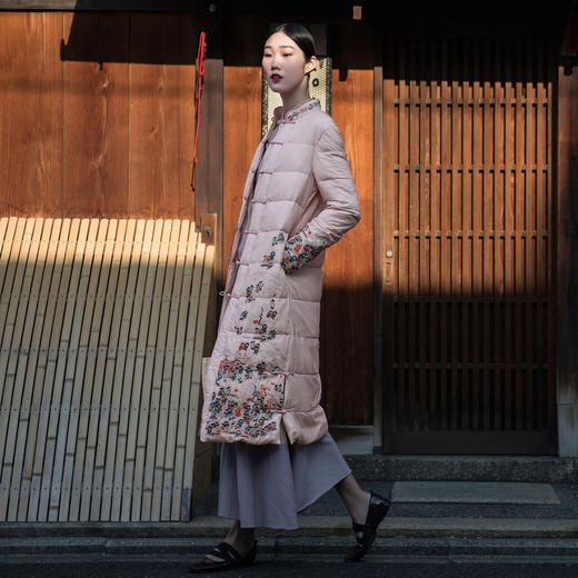 生活在左2018新款秋冬女装复古绣花白鸭绒轻薄羽绒服外套长款过膝