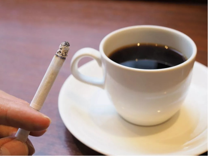 色素牙的出现因人而异 成人色素牙常见的原因可能是 抽烟,喝茶,喝咖啡
