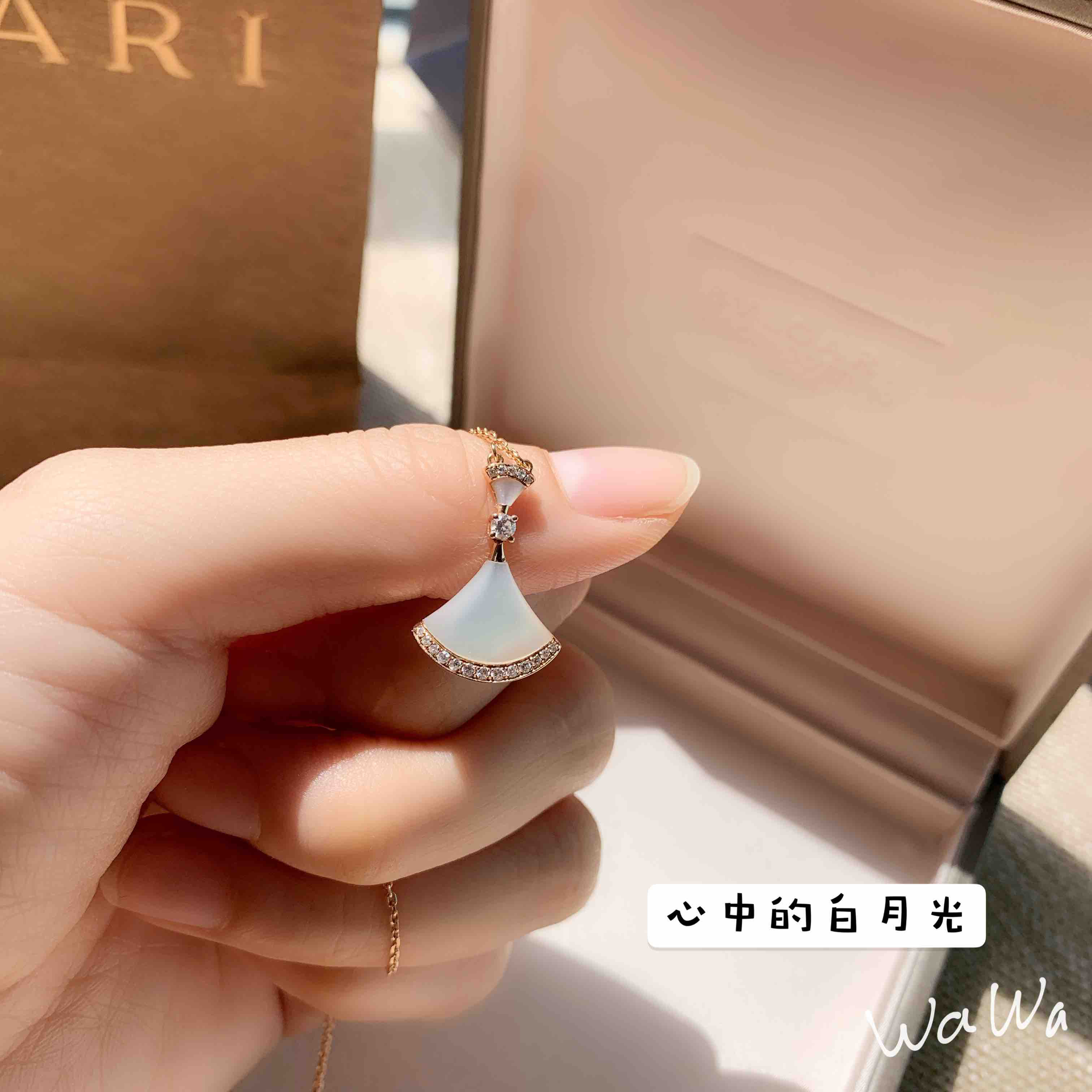 国家专业珠宝玉石鉴定中心鉴定!18k金bv灵动小裙子项链