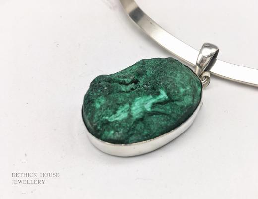 天然孔雀石晶族吊坠(不含项圈)o岛屿 独立工作室