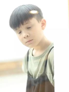 我们的小哥哥，真是超级会摆造型呢！