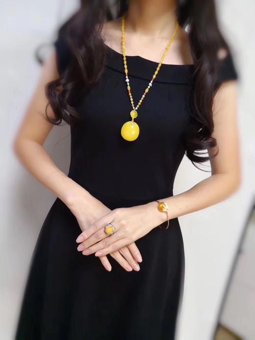鸡油黄蛋面蜜蜡毛衣链～搭配独家设计蜜蜡4 毛衣. ～整套18.