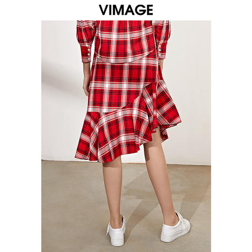 VIMAGE纬漫纪品牌女装春季休闲高腰不规则拼接格子半身裙V1106704 商品图3