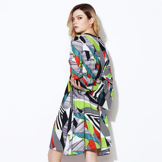 VIMAGE纬漫纪春秋新款V领镂空收腰连衣裙抽象印花喇叭袖A字裙V807401 商品图2