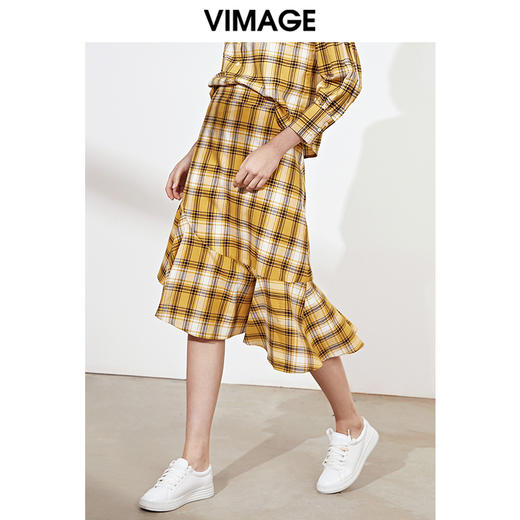VIMAGE纬漫纪品牌女装春季休闲高腰不规则拼接格子半身裙V1106704 商品图1