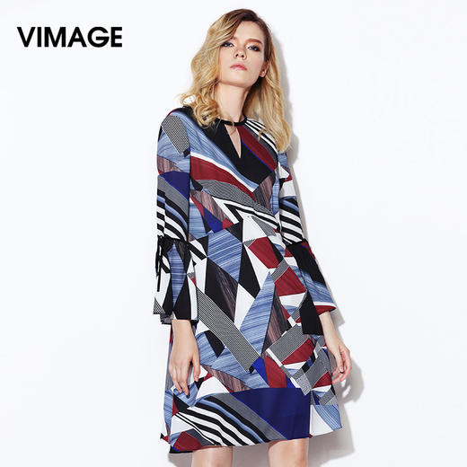 VIMAGE纬漫纪春秋新款V领镂空收腰连衣裙抽象印花喇叭袖A字裙V807401 商品图1