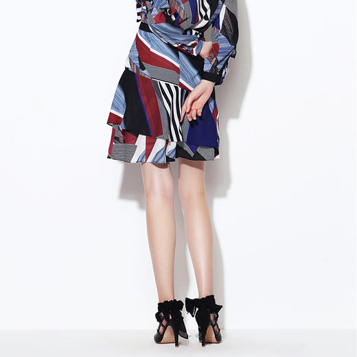 VIMAGE纬漫纪春秋新款短款高腰几何图案半身裙不对称A字裙女V806401 商品图2